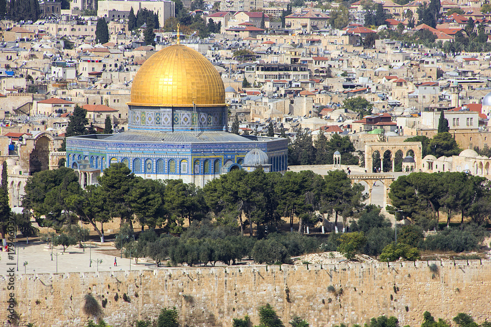 Obraz premium Panoramic view to Jerusalem Old city and the Temple Mount, Dome of the Rock from the Mount of Olives in Jerusalem, Israel
