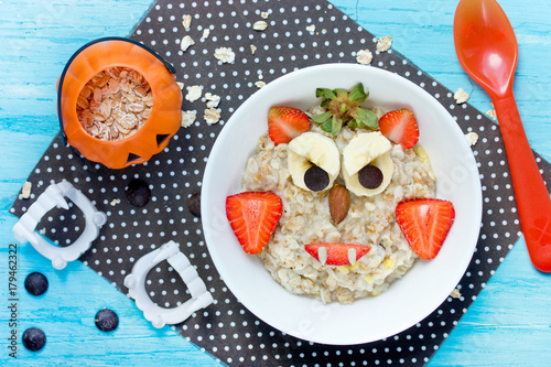 Vampire oatmeal porridge for Halloween