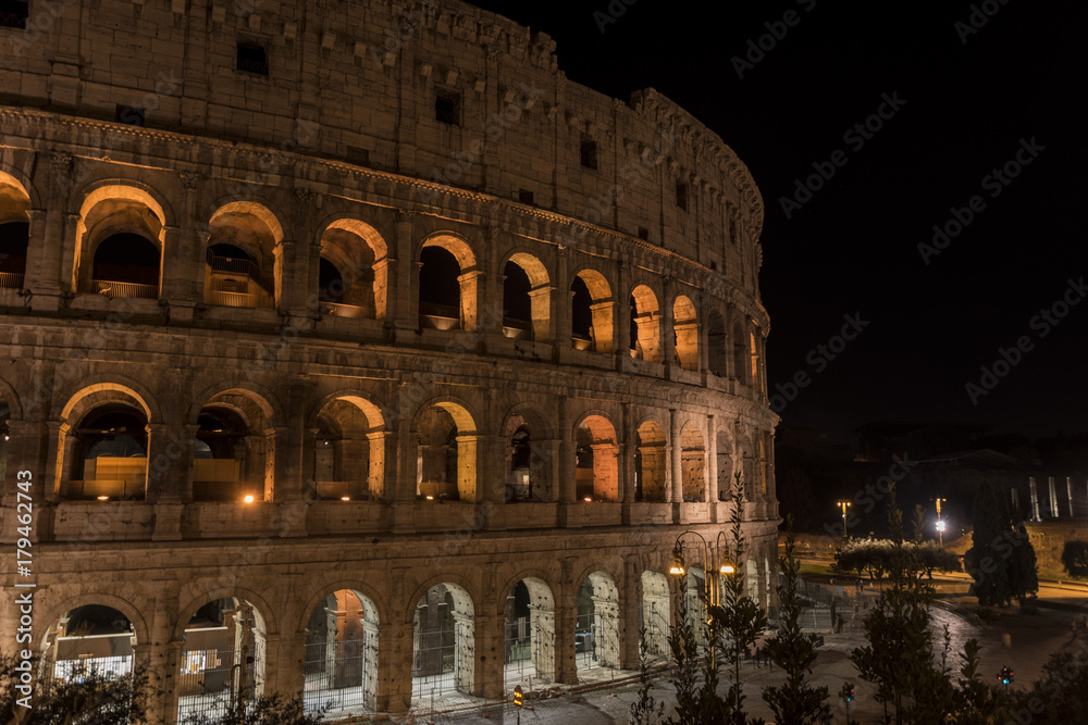 Roma colosseo di notte 
