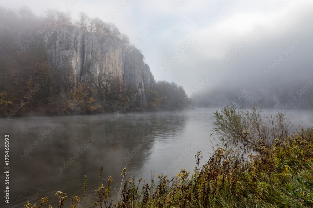 Fototapeta premium Weltenburg - Morgennebel am Donaudurchbruch 1