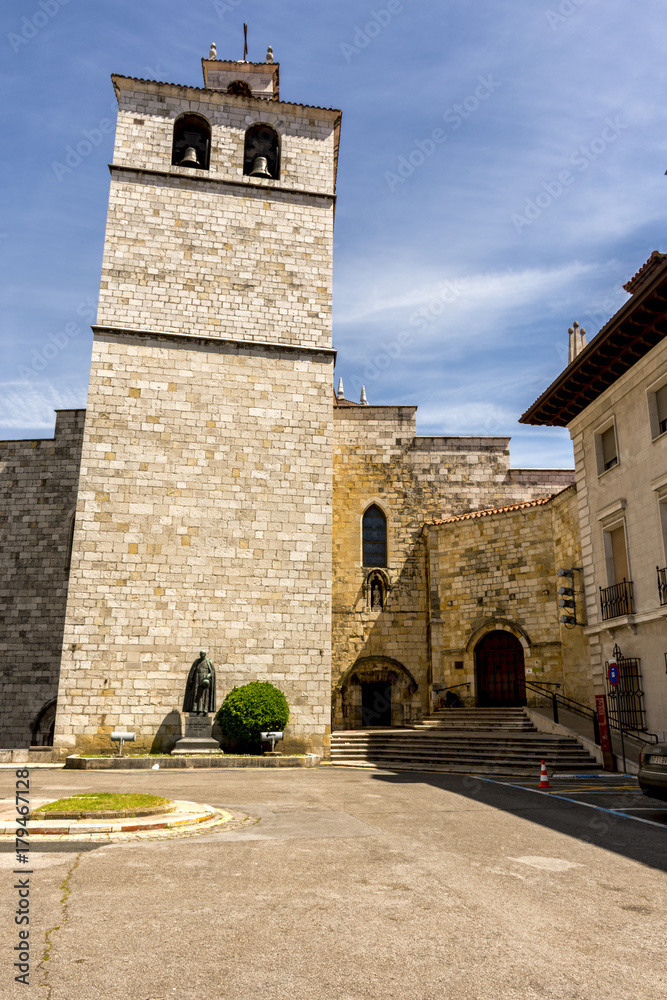 Campanario y entrada catedral de la Asunción Santander