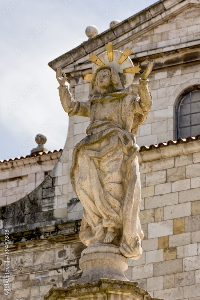 Virgen de la asunción monumento