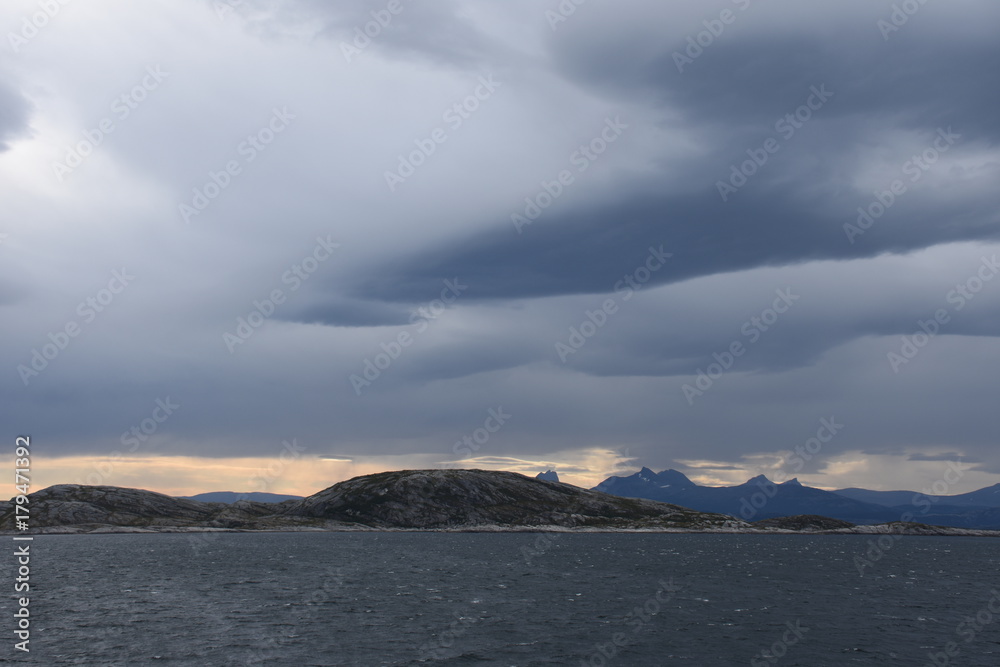 Norwegen, Bodö, Bodø, Nordland, Salten, Stadt, Hafen, Fähre,  Fährverbindung, Hafeneinfahrt, Weg, Berge, Sender, Hochhaus, Leuchtturm,  Gipfel, Herbst, Wolken, Pier Stock Photo | Adobe Stock