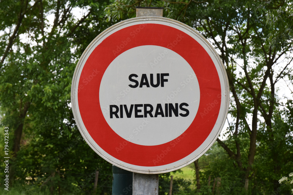 Panneau interdit à tous véhicules sauf riverains Photos Adobe Stock