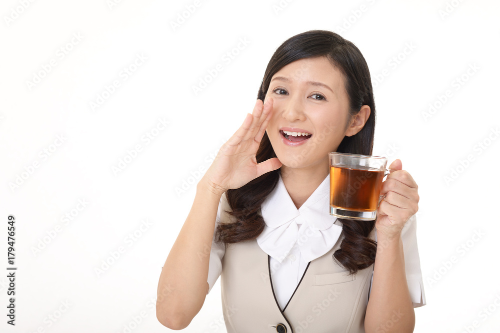 紅茶を飲み寛ぐ女性 紅茶を飲み寛ぐ女性