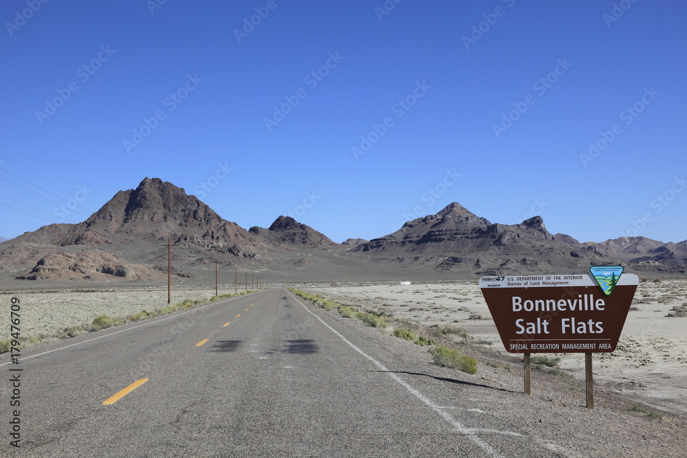 ボンネビル ソルト フラッツの公園標識とレピー パス ロードとボルケーノ ピーク Stock Photo Adobe Stock
