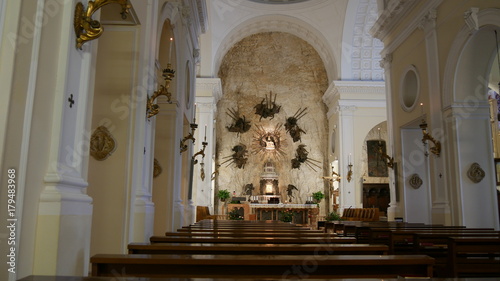 Fotografie Interni e altare del santuario italiano Madonna della Corona in Trentino Alto Ad