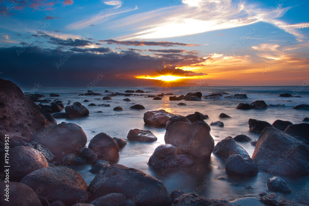 Obraz premium Calm beach watching sunset 