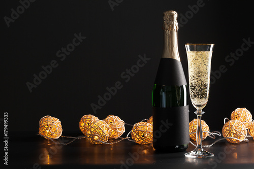 Fotografi champagne wine glass and bottle on black background