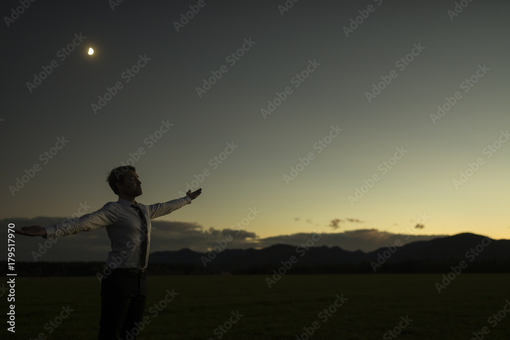 Fototapeta premium Businessman celebrating a new dawn outdoors