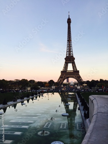 Tour Eiffel et cocher de soleil