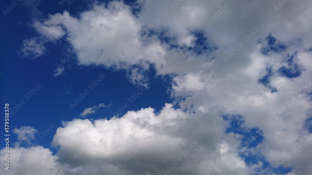 Naklejka premium Blauer Himmel mit Wolken