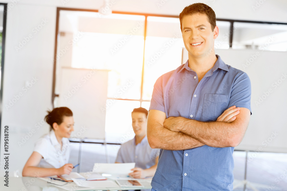 Obraz premium Young caucasian businessman standing in office