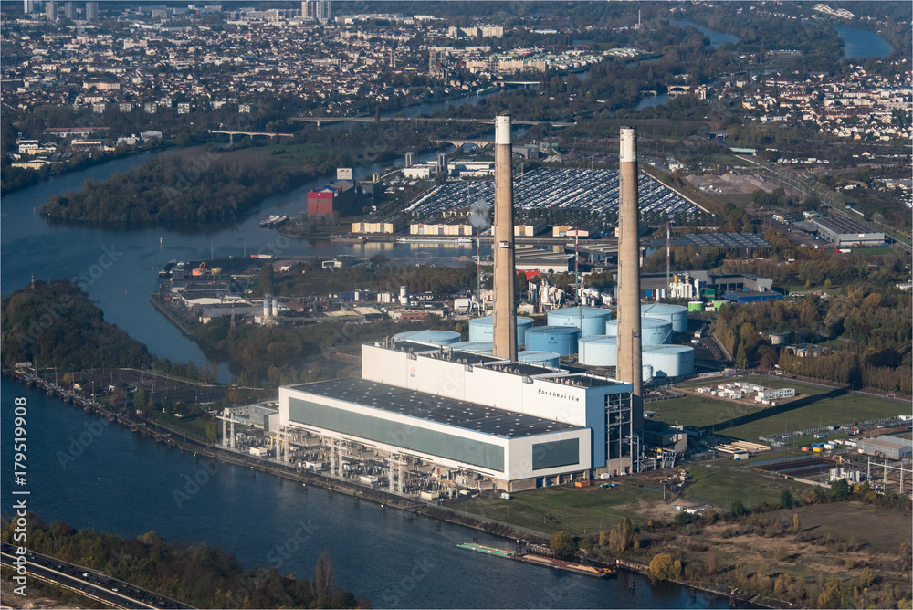 Fototapeta premium Vue aérienne de la centrale électrique de Porcheville à l'ouest de paris