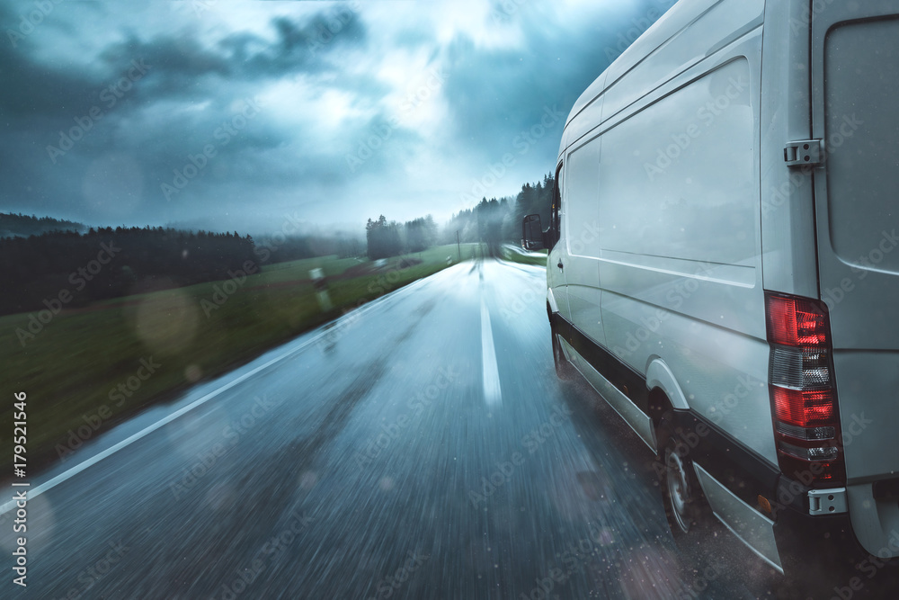 Paketdienst unterwegs bei schlechten Wetter