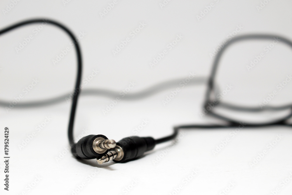 Schwarzes Klinken Kabel auf weißem Hintergrung Schwarzes Klinken Kabel auf weißem Hintergrung