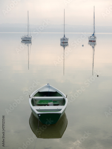 Boote am Ammersee vor monochromem Hintergrund, Bayern, Deutschland