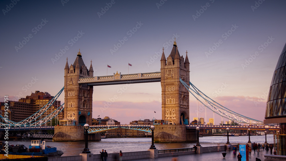 Fototapeta premium Sunset in London, view to the Tower Bridge- LONDON, ENGLAND