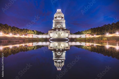 Völkerschlachtdenkmal zu Leipzig bei Nacht mit Spiegelung photo