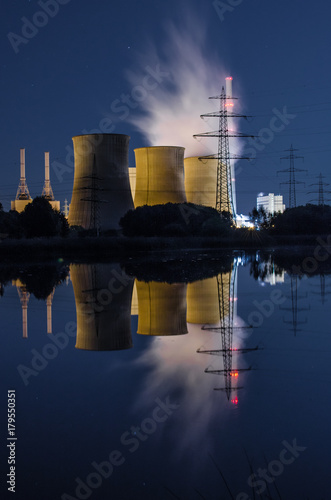 Kraftwerk im Ruhrgebiet spiegelt im See