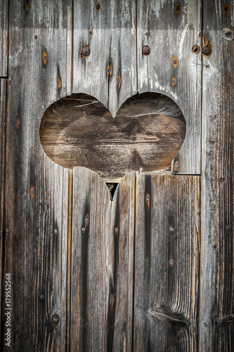 Wallpaper Mural Vieux volet en bois avec un coeur découpé Torontodigital.ca