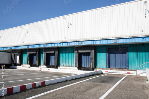 Large distribution warehouse with gates for loading