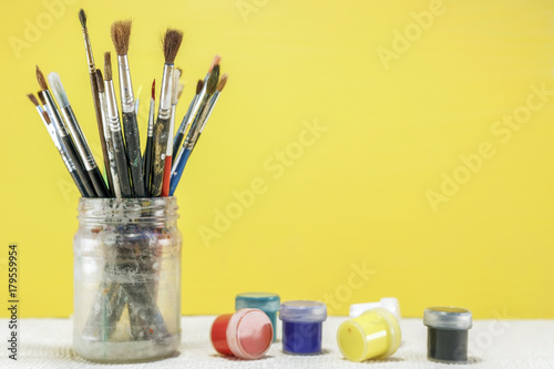 Brushes for drawing in a glass, and a number of paint.