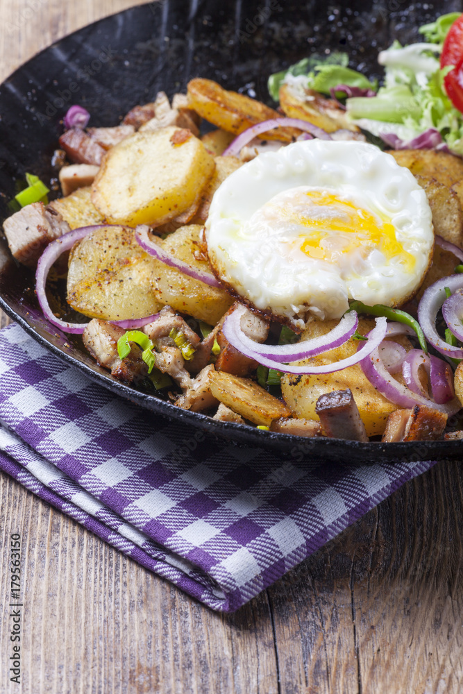 Tiroler Groestl mit Spiegelei Tiroler Groestl mit Spiegelei