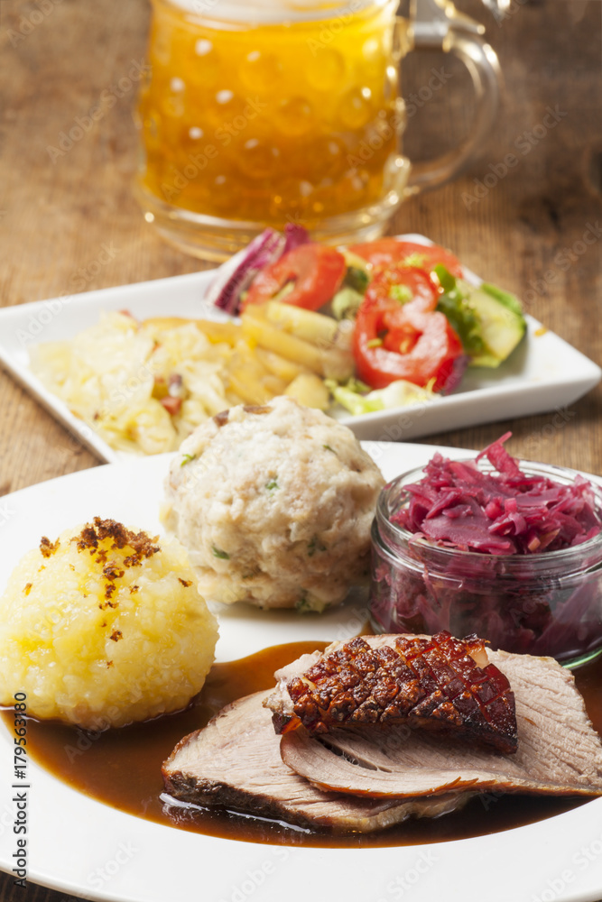 Bayerischer Schweinebraten mit Knödel Bayerischer Schweinebraten mit Knödel