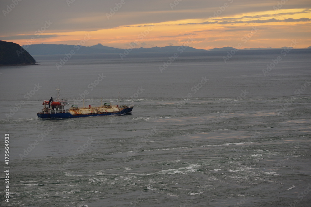 鳴門海峡と貨物船