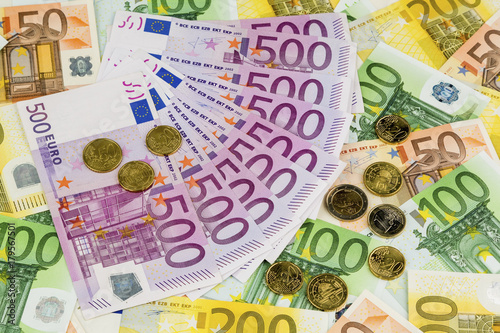 many different euro bills