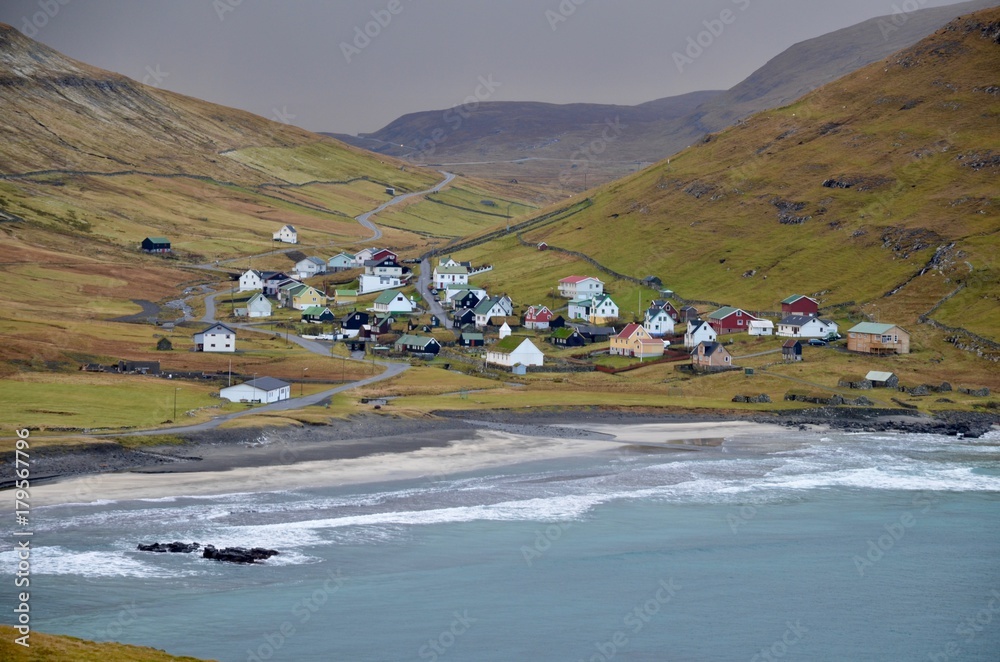 Fototapeta premium フェロー諸島 Faroe Islands サンドイ島 Sandoy Island フーサヴィーク Húsavík