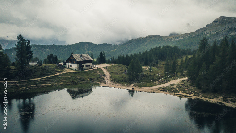 Foto de View of Rifugio Palmieri at Lake Croda da Lago. Cortina D