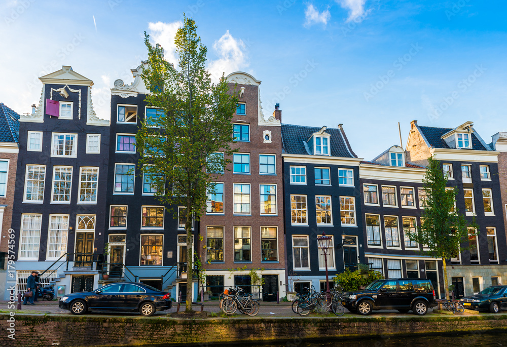 Obraz premium Panorama d'un canal et ses maisons typiques à Amsterdam, Hollande, Pays-bas