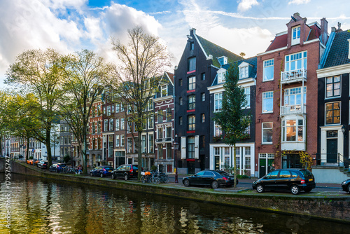 Panorama d'un canal et ses maisons typiques à Amsterdam, Hollande, Pays-bas