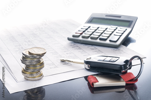 Autokosten und Finanzierung; Autoschlüssel, Auto und Taschenrechner auf Tabellen, Hintergrund, Textfreiraum