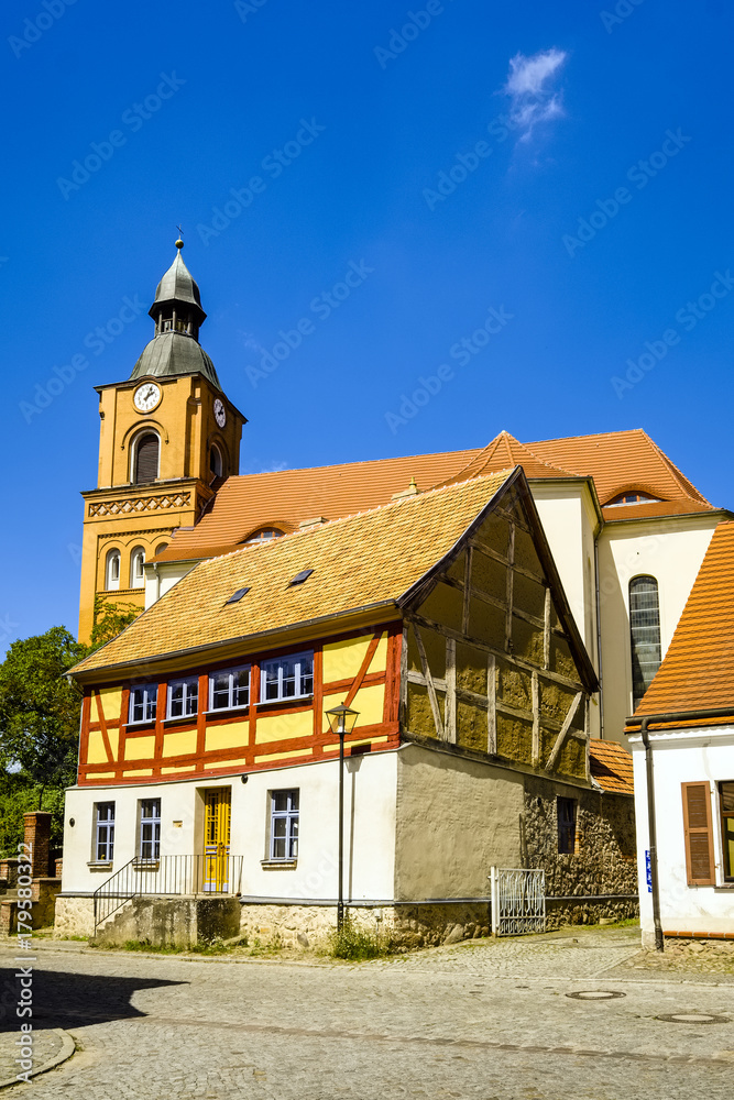 Restauriertes Fachwerkhaus vor Stadtpfarrkirche Buckow (Märkische Schweiz), Brandenburg, Deutschland