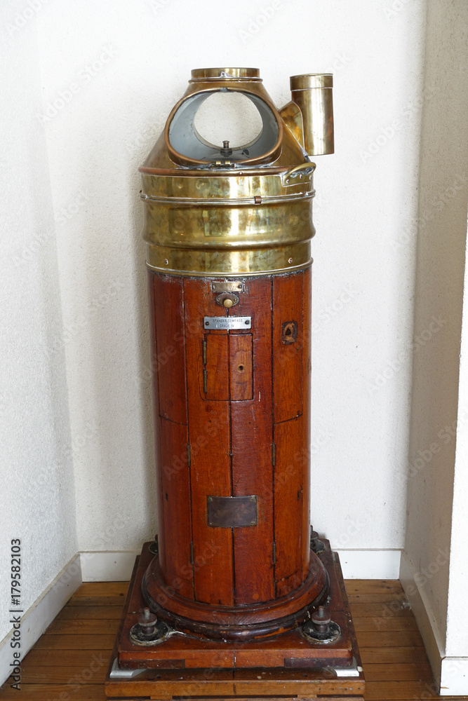 Obraz premium boussole ancienne et son habitacle