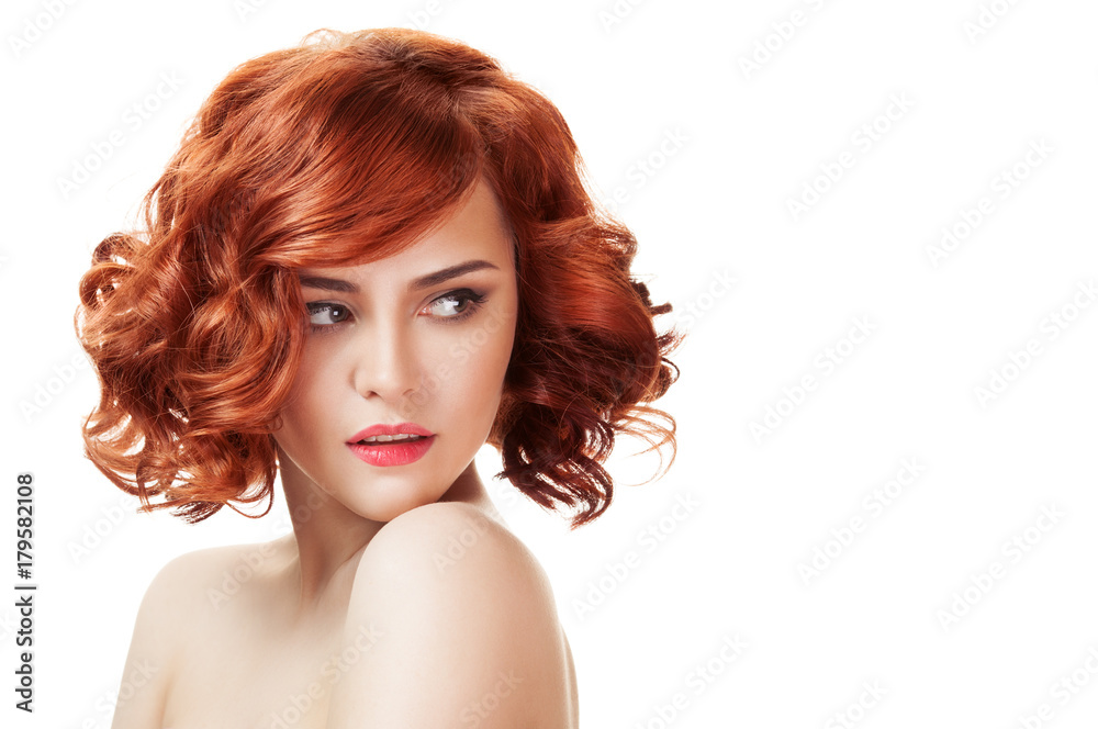 Fototapeta premium Imbir piękna kobieta. Idealne rude włosy. Na białym tle
