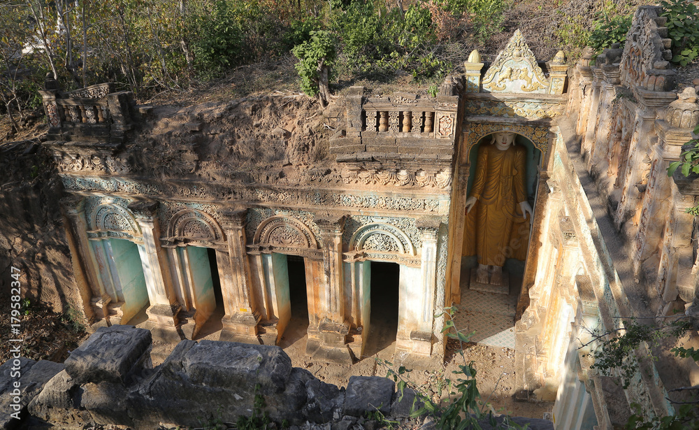 Naklejka premium Complejo de Cuevas Pho Win Taung, Monywa, Myanmar