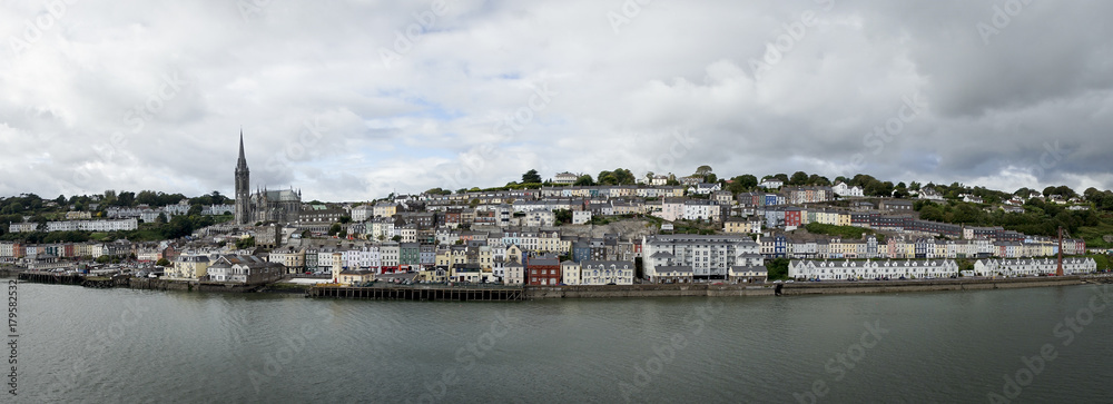 Vue panoramique de Ringaskiddy à la sortie du port de Cork en Irlande. Maisons colorées et cathédrale de St Colmans