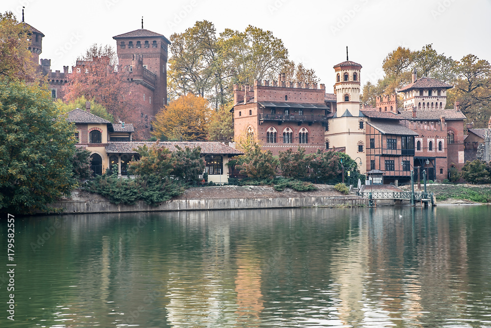 Obraz premium Torino, Castello, Borgo Medievale, fiume Po
