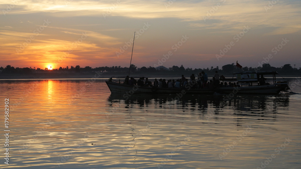 Atardecer en el Río Chindwin, Monywa, Myanmar