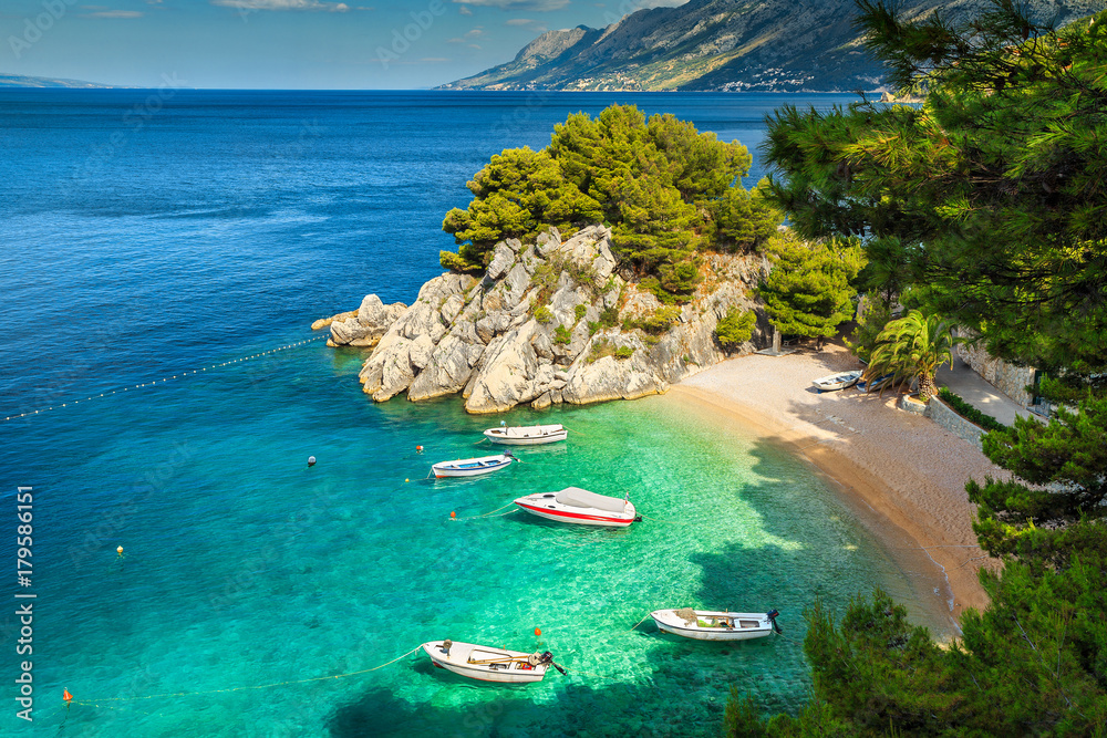 Obraz premium Tropikalna zatoka i plaża z motorówkami, Brela, Dalmacja, Chorwacja