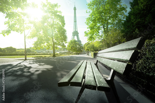 Canvas Print bench in park near Eiffel tower, Paris