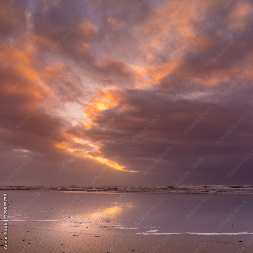 Fototapeta premium Sunset over the Ocean 