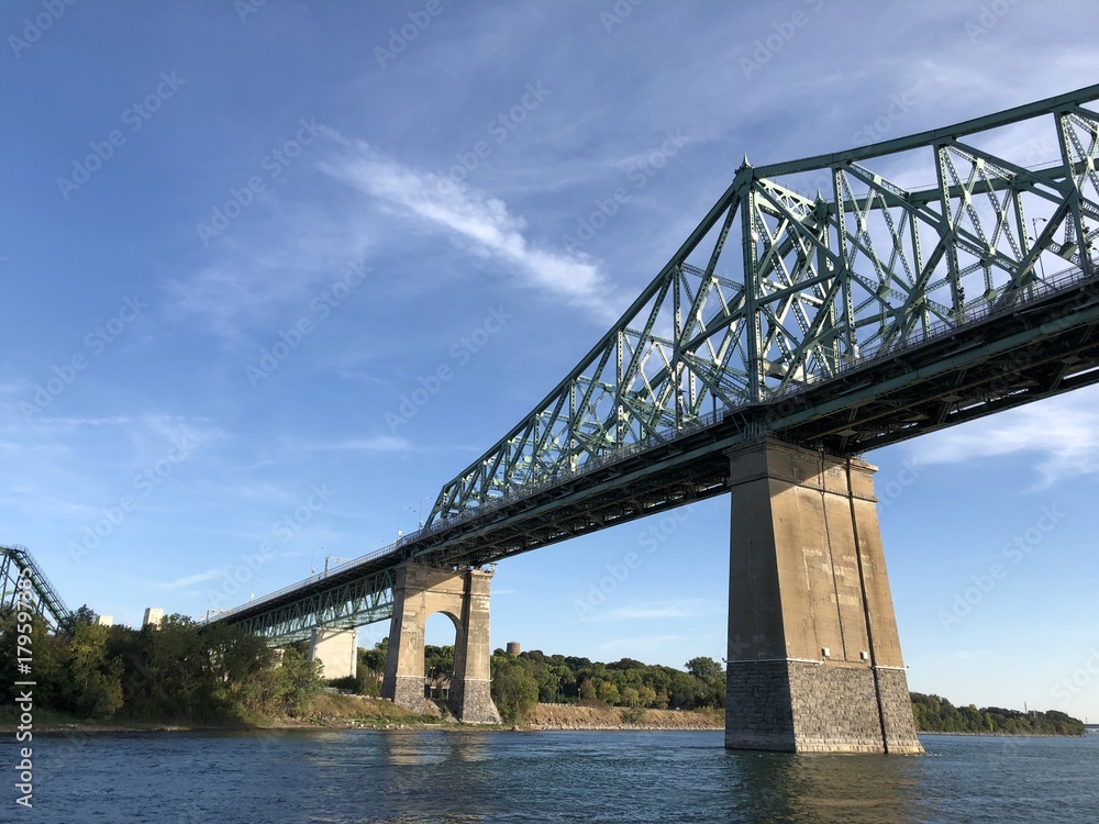 Ponte Jacques Cartier e cielo azzurro, Montréal, Québec, Canada