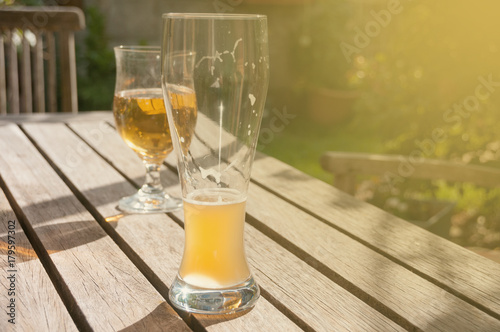 Halb ausgetrunkene Biergläser im Sonnenlicht