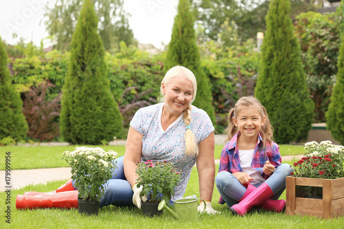 Elderly woman with granddau...