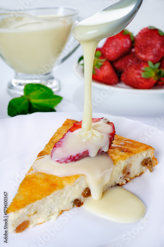 Cheesecake with strawberries, condensed milk and mint